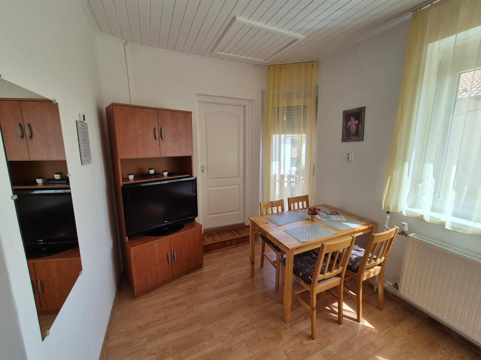 Roxanna Apartman Дьюла Экстерьер фото
